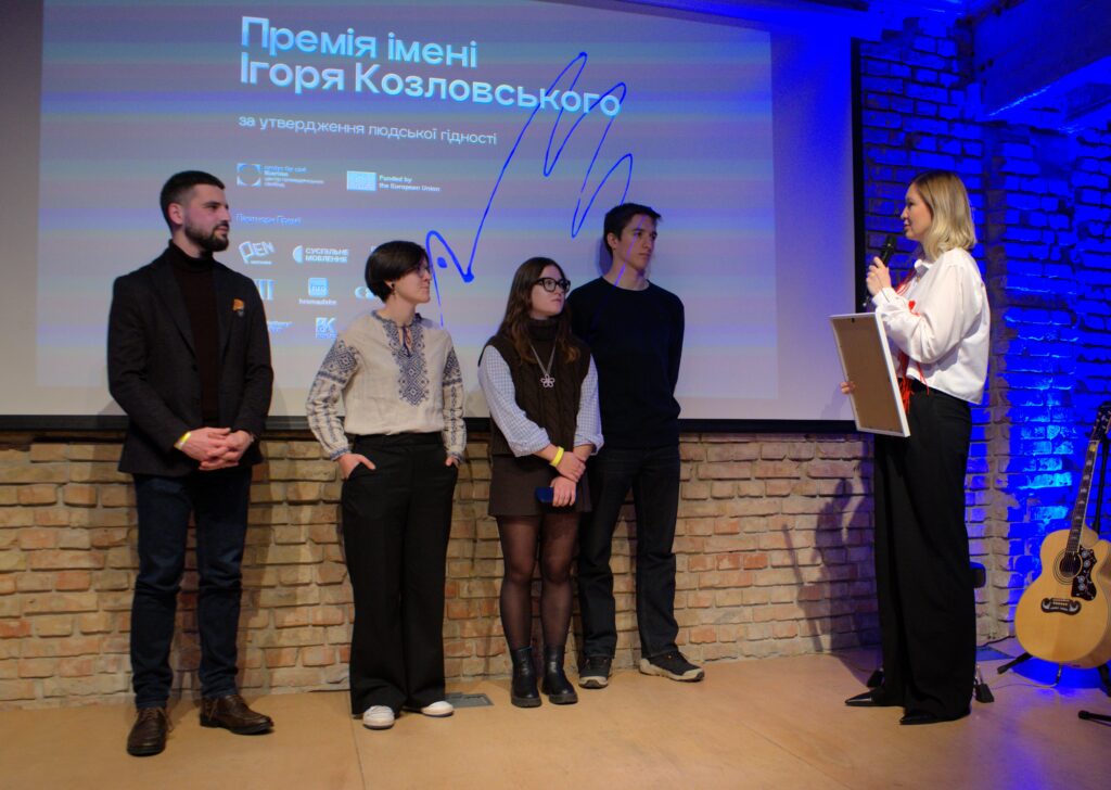 Суспільне підсвітило ініціативу«Люди з картонками»