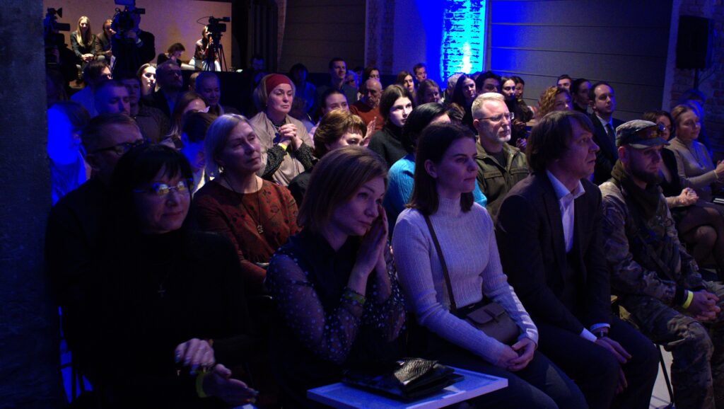 Закінчився вечір акустичним сетом від гурту «Крихітка»