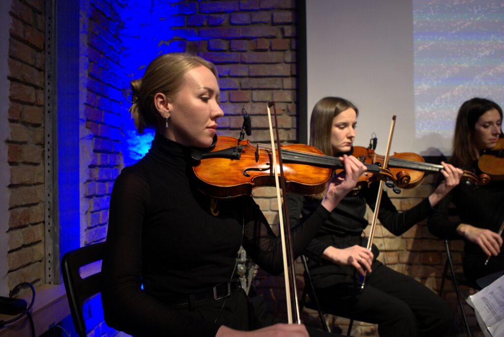 Закінчився вечір акустичним сетом від гурту «Крихітка»